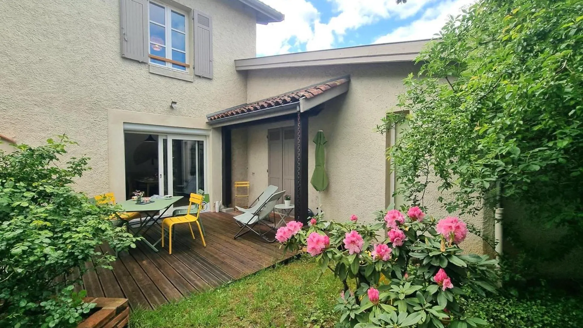 Maison Cosy Avec Terrasse, Jardin Fleuri, Et Tout Confort A Saint-Galmier - Fr-1-496-292